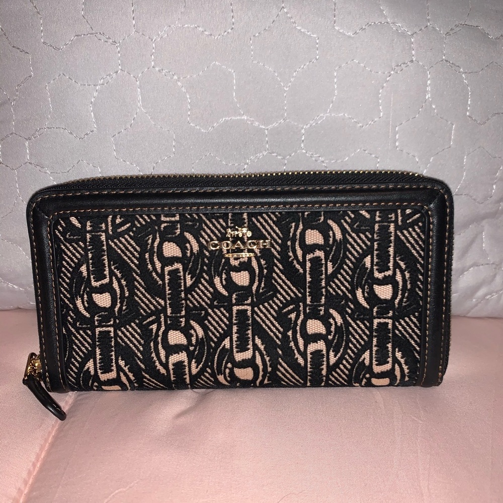 🎉Coach Accordion Zip Wallet!!🎉